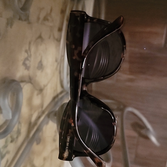 🆕️Elizabeth And James - Picture 6 of 6